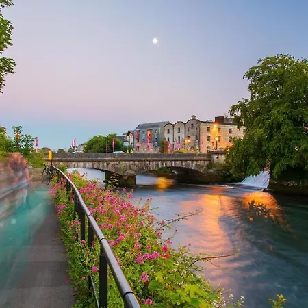 Appartement Charming Canal-view In Galways Cultural Heart *