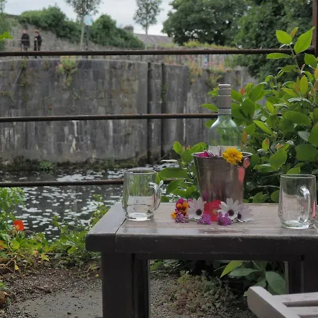 Appartement Charming Canal-view In Galways Cultural Heart *