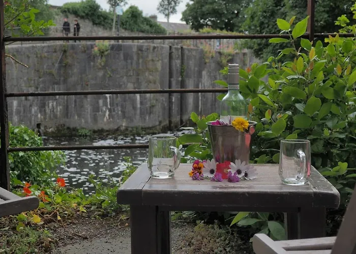 Appartement Charming Canal-view In Galways Cultural Heart *