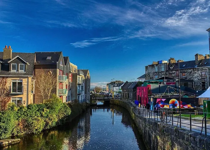 Charming Canal-view In Galways Cultural Heart Apartman *